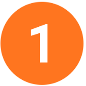 Texte noir sur fond bois : "work flexibility" écrit à la craie. Carnet et crayons en arrière-plan.