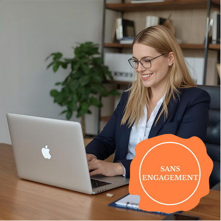Femme souriante en blouse, travaillant sur un ordinateur portable dans un bureau.