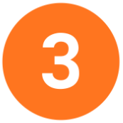 Une calculatrice avec des pièces de monnaie empilées à côté.